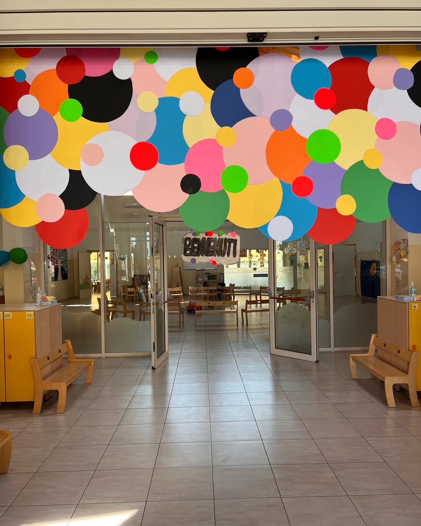 Ingresso della scuola decorato con cerchi colorati