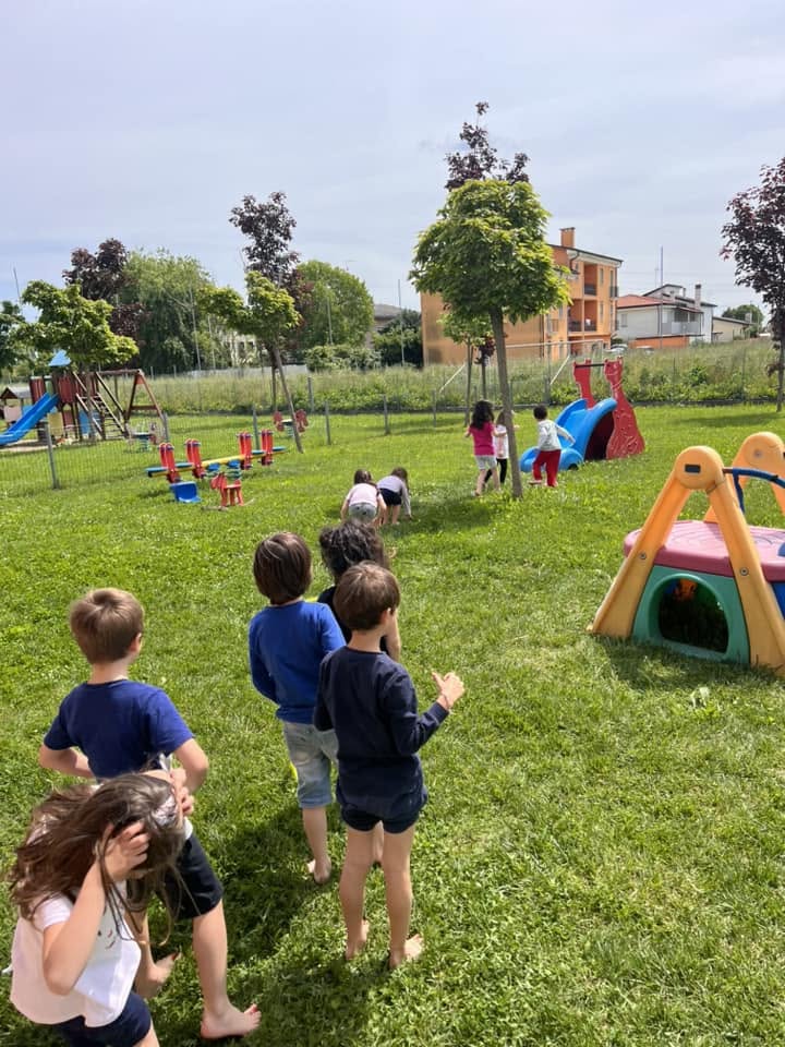 Bambini in movimento nel giardino della scuola