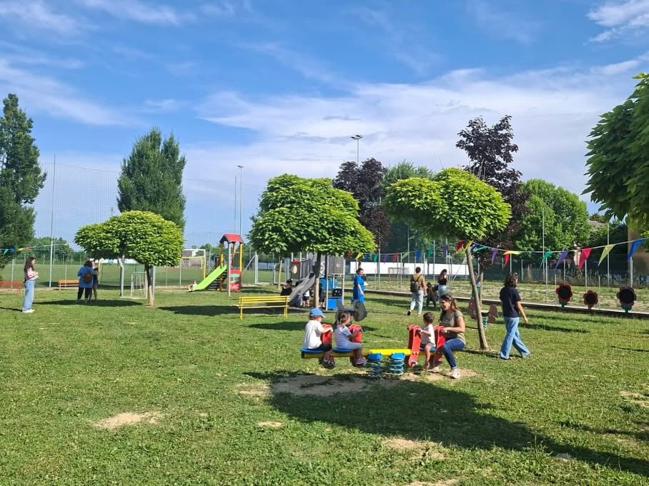 Giardino della scuola con alberi, giochi e spazi verdi