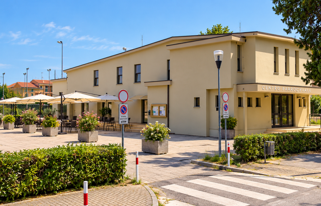 Il Centro Parrocchiale di Pionca visto dalla strada, con lo spazio esterno e gli ombrelloni